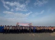 Dukung Arahan Presiden, Polda Sumbar dan TNI Gelar Aksi Bersih Pantai Padang