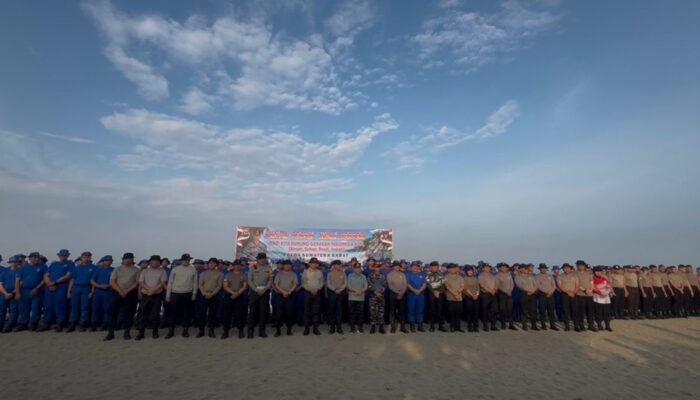 Dukung Arahan Presiden, Polda Sumbar dan TNI Gelar Aksi Bersih Pantai Padang