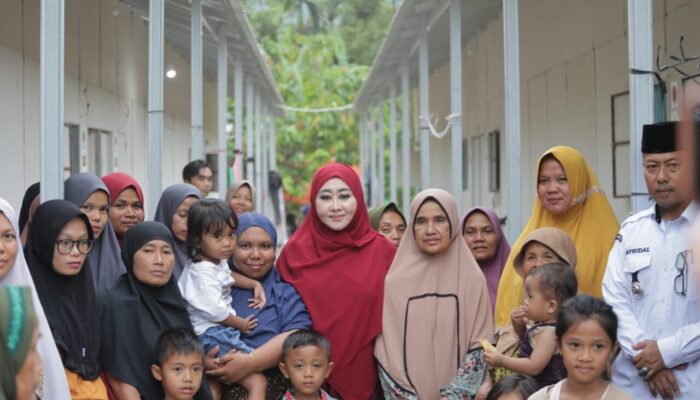 Salurkan Bantuan Sembako untuk Korban Banjir, Lisda Hendrajoni: Jangan Sampai Kebutuhan Dasar Terabaikan