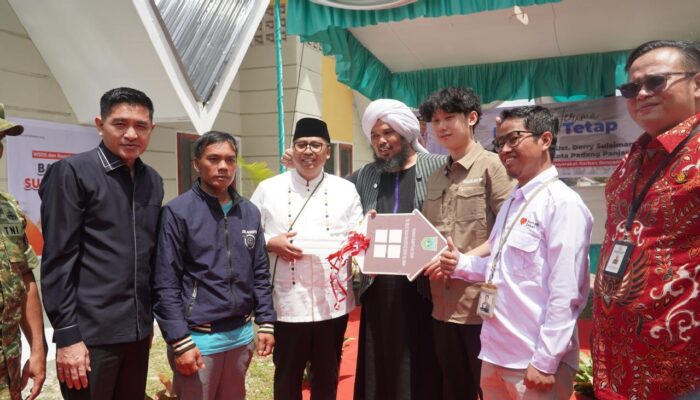 Willie Salim dan Ustaz Dery Sulaiman Serahkan 6 Huntap untuk Warga Terdampak Banjir Padang Panjang