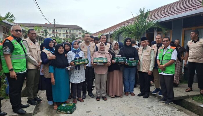 Kwarda 03 Sumbar Salurkan Bantuan untuk Lebaran bagi Korban Bencana Penghuni Huntara Lubuk Buaya