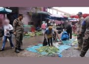 Satpol PP Tertibkan Pedagang yang Masih Berjualan di Selasar Toko Kawasan Pasar Raya Padang
