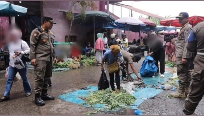 Satpol PP Tertibkan Pedagang yang Masih Berjualan di Selasar Toko Kawasan Pasar Raya Padang