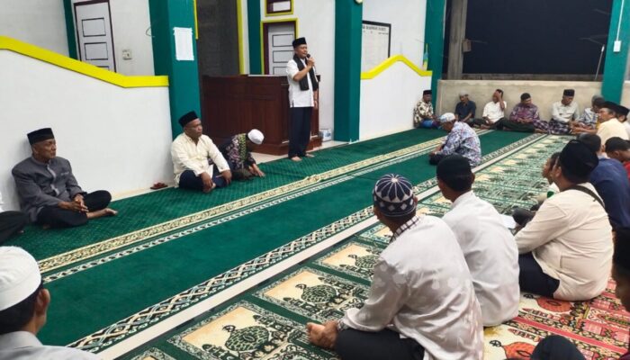 Bupati Pasaman Salat Tarawih di Musala Ar Rahman, Ajak Warga Kelola Sampah dengan Baik
