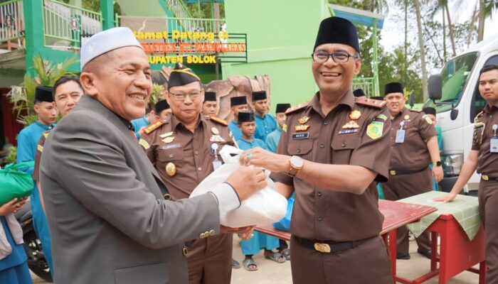 Berbagai Rasa untuk Sesama, Kejati Sumbar Salurkan 1.040 Paket Sembako