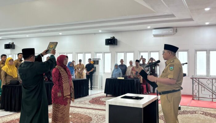 Hendri Arnis Lantik Wita Desi Susanti sebagai Pj Sekdako Padang Panjang