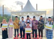 Buka Bersama Keluarga Besar Kankemenag Solsel, Bupati Khairunas Serahkan Beasiswa Pendidikan Ratusan Juta Rupiah