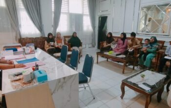 UPZ MTsN 1 Padang Salurkan Zakat Fitrah untuk Siswa dan Masyarakat Sekitar