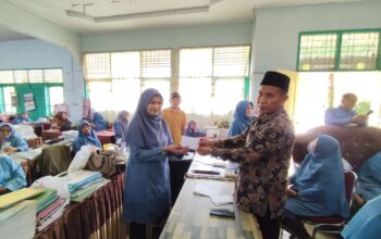 Ramadhan Penuh Berkah, MTsN 9 Tanah Datar Serahkan THR untuk Tenaga Honorer