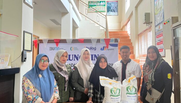 Bulog Solok Salurkan Bantuan Pangan Serentak, 166 Warga Terima Beras dan Minyak Goreng