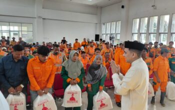 Ade Rezki Pratama Bagikan Bingkisan untuk Petugas DLH Bukittinggi