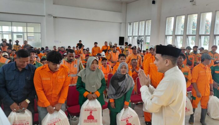 Ade Rezki Pratama Bagikan Bingkisan untuk Petugas DLH Bukittinggi