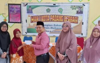 MAN 1 Padang Salurkan Zakat Fitrah dan Bahan Makan Pokok pada Warga Sekitar