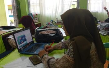 Isi Ramadan dengan Belajar, Guru dan Pegawai MTsN 1 Pasaman Ikuti Pelatihan Daring MOOC Pintar Kemenag
