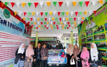 Tebar Kepedulian di Bulan Suci, MTsN 1 Pasaman Bagikan Takjil untuk Warga Lubuk Sikaping