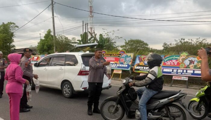 Baru Dilantik, Kapolsek BIM Turun ke Jalan Bagikan Ratusan Takjil untuk Pengendara Jelang Berbuka